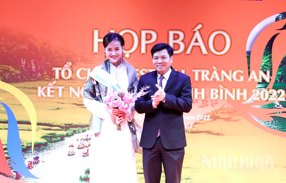 Leader of Ninh Binh Department of Culture, Sport and Tourism presents flower to Miss Tourism Vietnam 2027- who represents for the image of the festival.