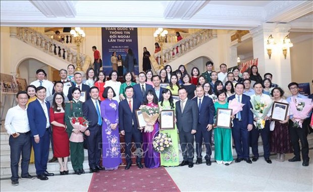 Politburo member and permanent member of the Party Central Committee's Secretariat Vo Van Thuong, head of the Party Central Committee's Commission for Information and Education Nguyen Trong Nghia and the winners pose for a photo. (Photo: VNA)
