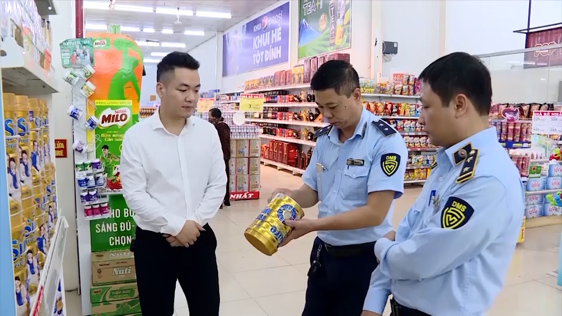 Cadres of the Sub-department of Market Surveillance of Ninh Binh inspects neccessary commodities.