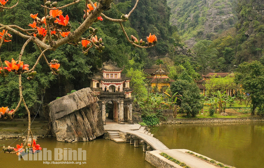 Bich Dong pagoda is part of Trang An landscape complex, comprising three seperated pagodas located along Ngu Nhac Son mountain in Hoa Lu district.