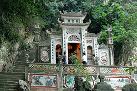 Unique pagodas hidden in caves