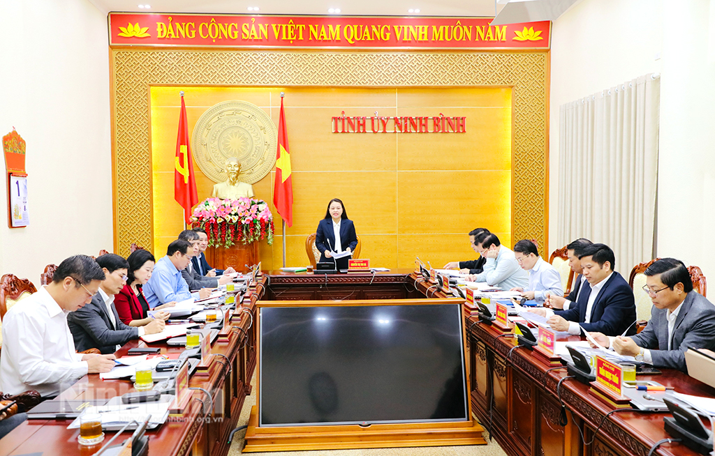 Construction planning scheme of Kim Son district is presented at the meeting.