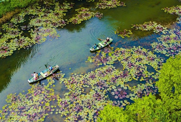 Visitors take a boat tour into Thung Nang Valley in Ninh Hai commune, Hoa Lu district, northern Ninh Binh province. (Photo: VNA)
