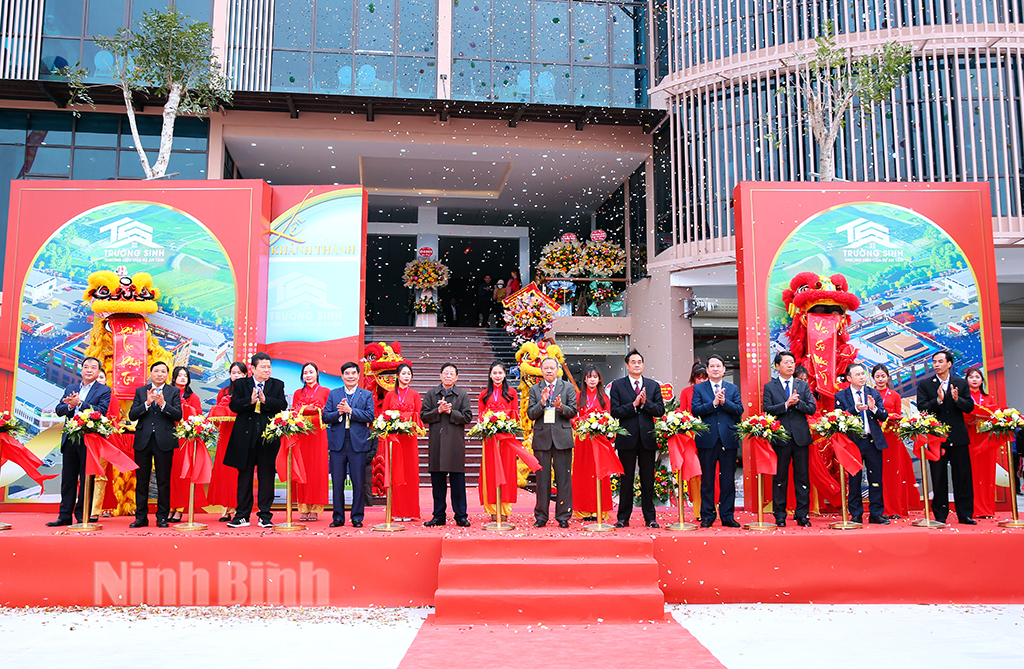 Delegates and the investor cut the ribbon to inaugurate the market.