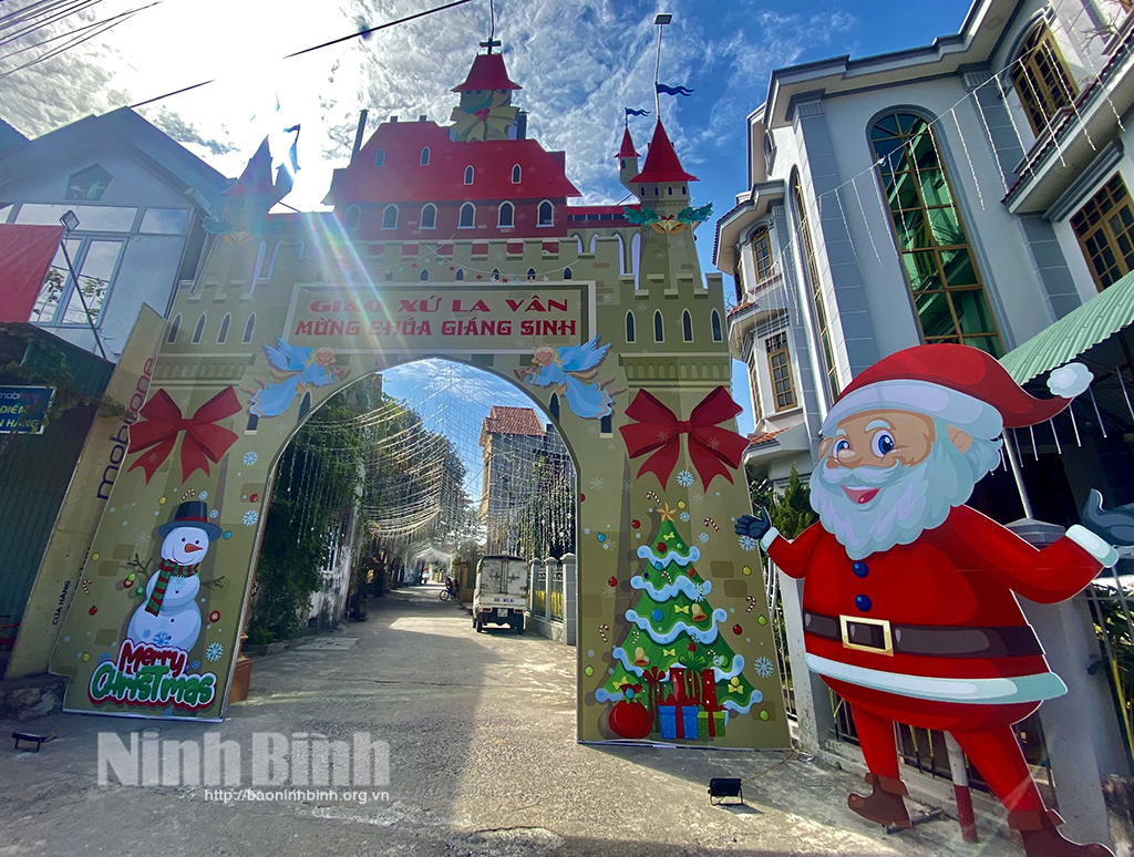 Ninh Binh province attracts visitors during Christmas season