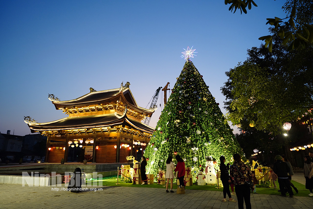 Ninh Binh province attracts visitors during Christmas season