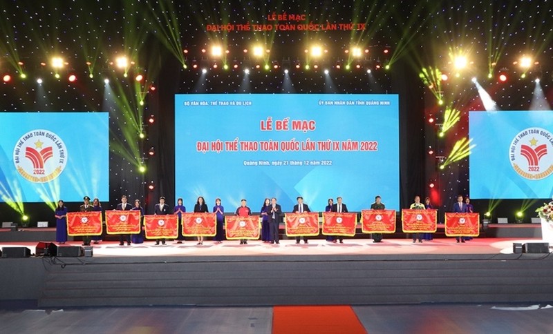 Sports teams with excellent performances awarded at the closing ceremony (Photo: dangcongsan.vn)