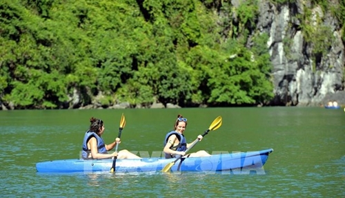 Foreign visitors in Ha Long Bay.