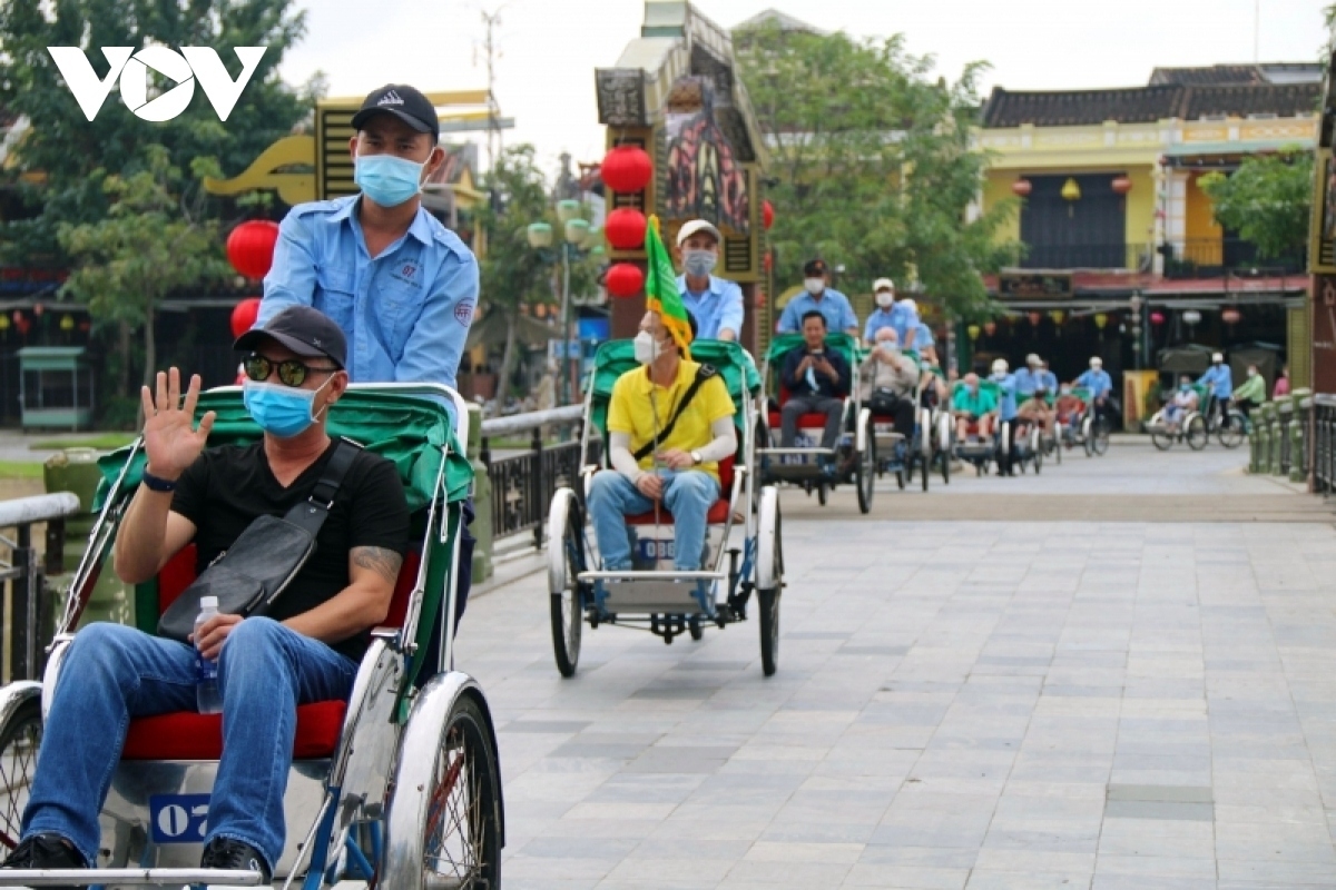 Foreign tourists visit Hoi An Ancient Town.