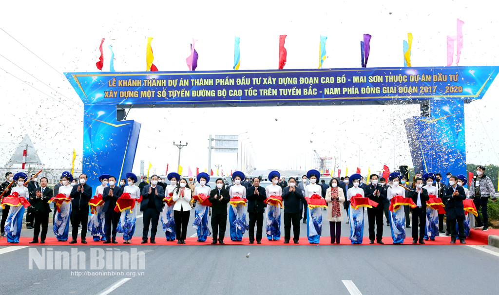 Delegates attend ribbon cutting ceremony.