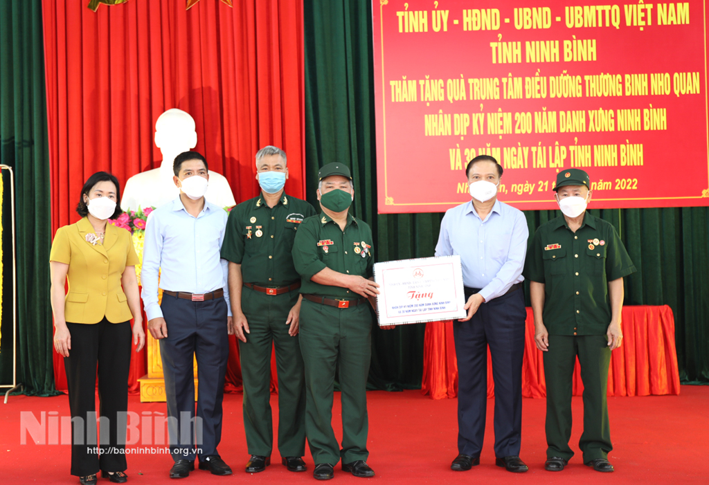 Provincial leaders present gifts to social policy beneficiaries