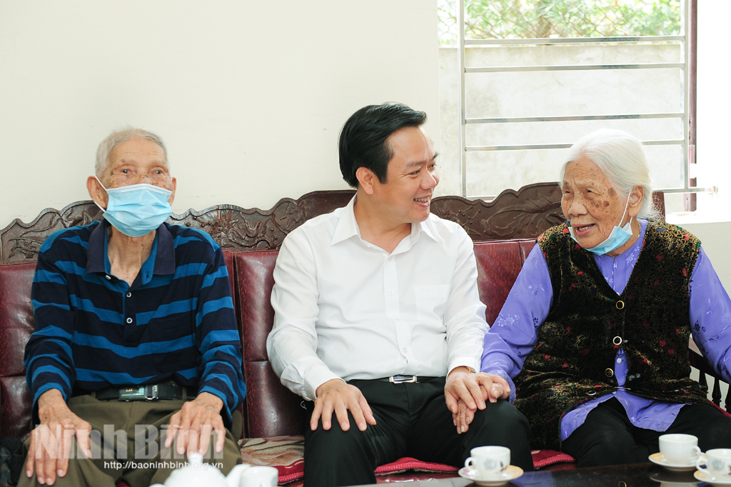 Provincial leaders present gifts to social policy beneficiaries
