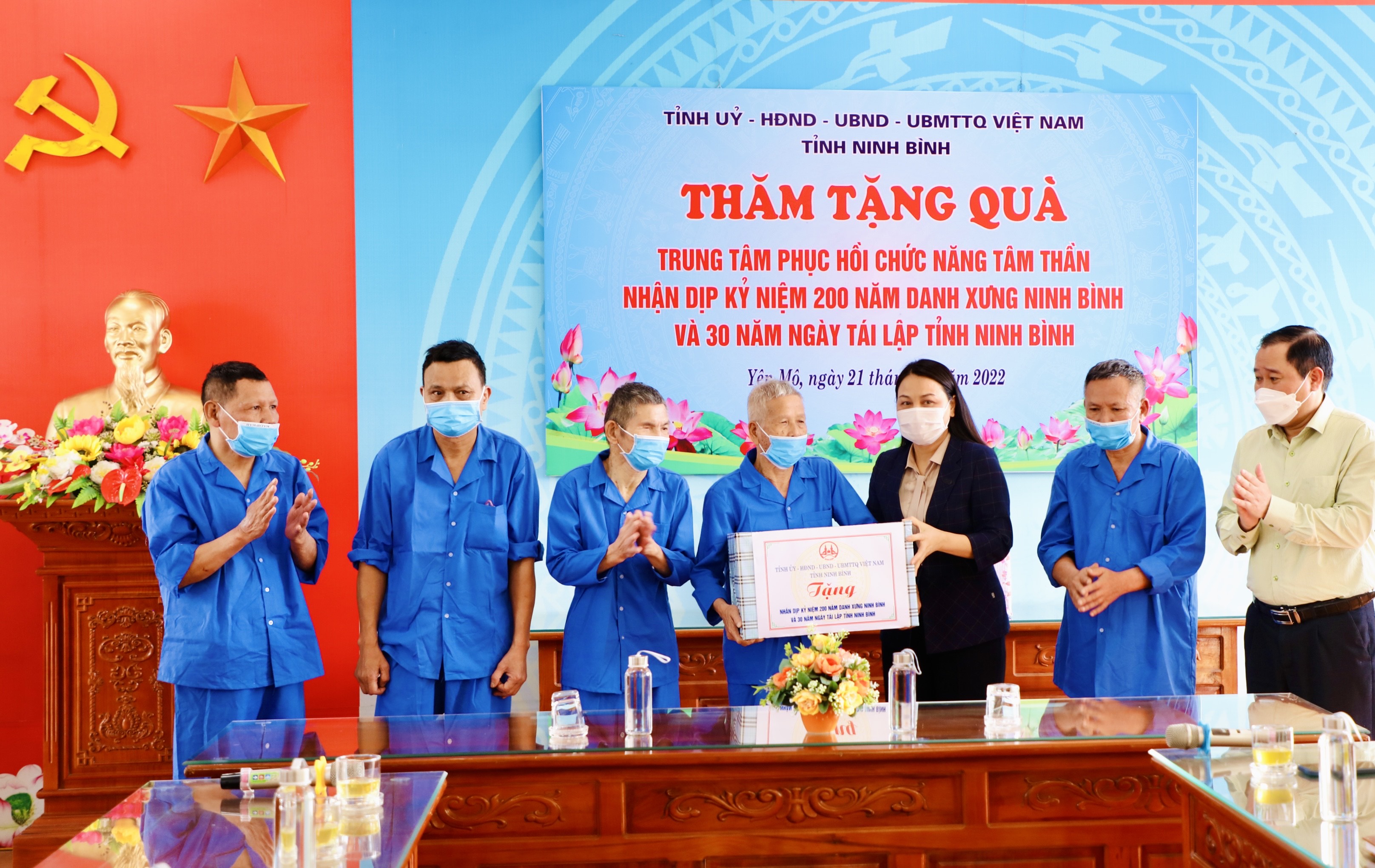 Ms Nguyen Thi Thu Ha presented gifts to war veterans and wounded soldiers at Yen Mo Mental Rehabilitation Centre.