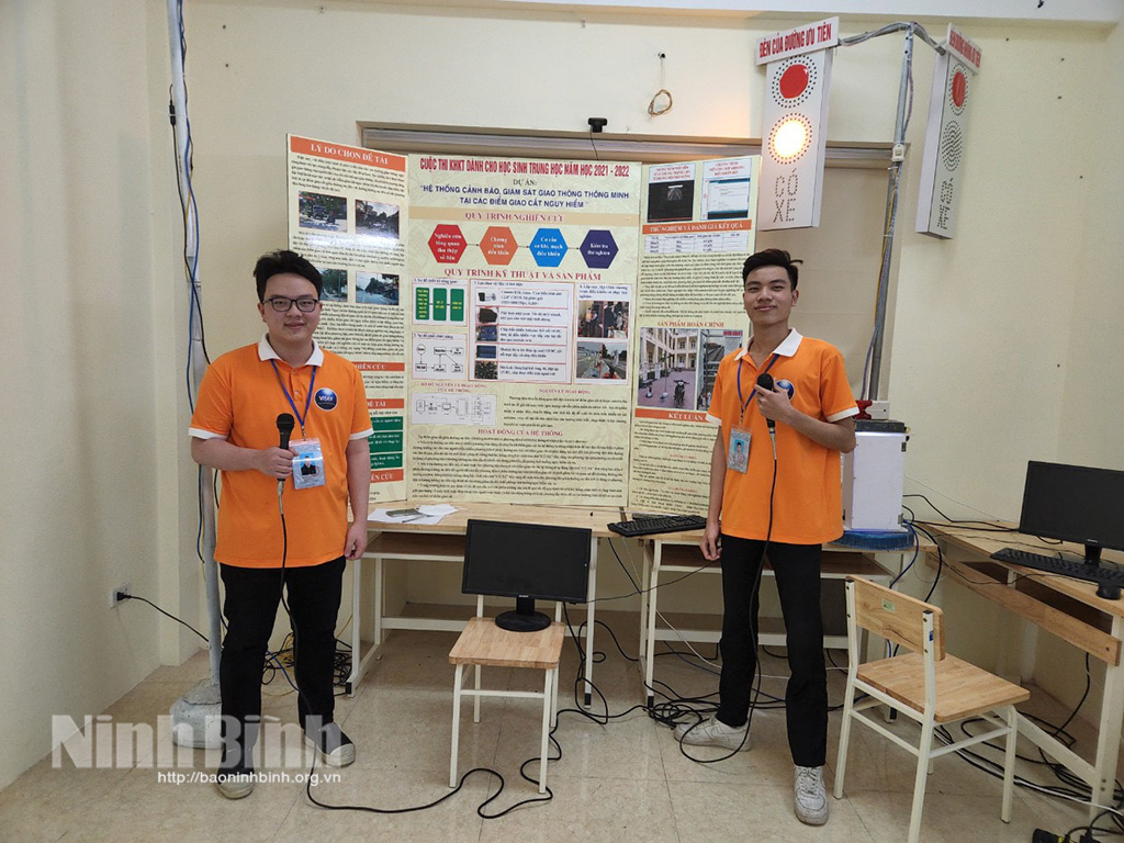Project "Intelligent traffic warning and monitoring system at dangerous intersections" of students Pham Thanh Tung and Hoang Tien Dat from Hoa Lu High School in Hoa Lu district.