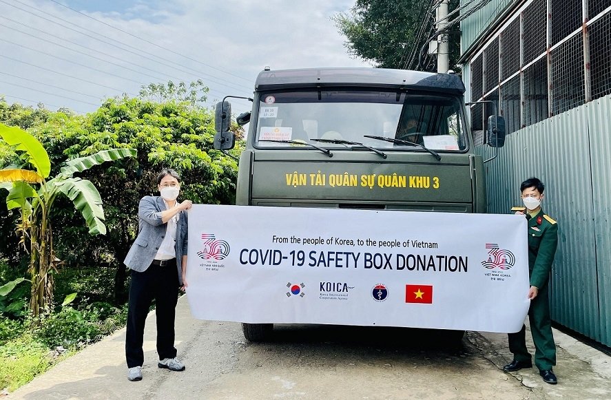 KOICA hands over 200,000 safety boxes to the National Institute of Hygiene and Epidemiology.