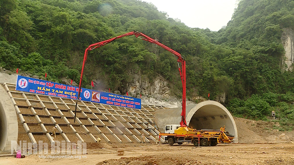 Deputy PM Thanh inspects construction of northsouth expressway projects Mai Son National highway 45