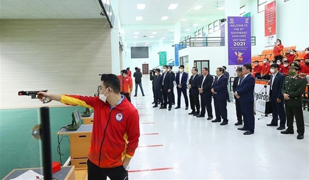 Prime Minister Pham Minh Chinh and officials examine training at the national sports training centre in Hanoi on April 18. (Photo: VNA)