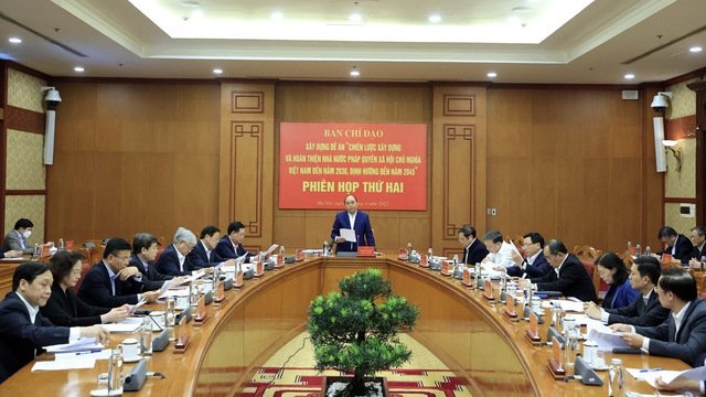 President Nguyen Xuan Phuc speaks at the meeting.