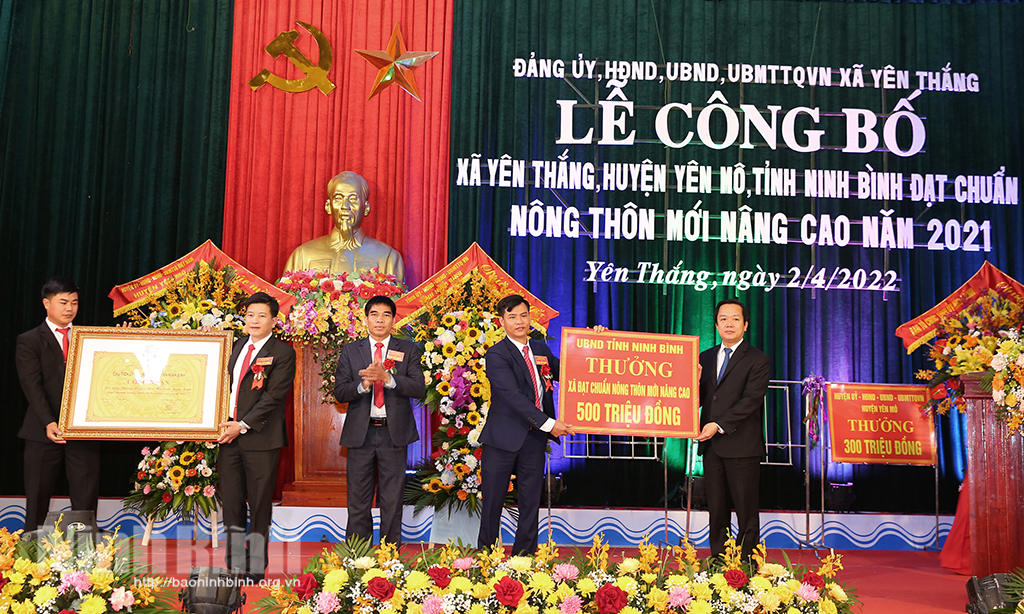 Ninh Binh leader hands over money and certificate to Yen Thang.