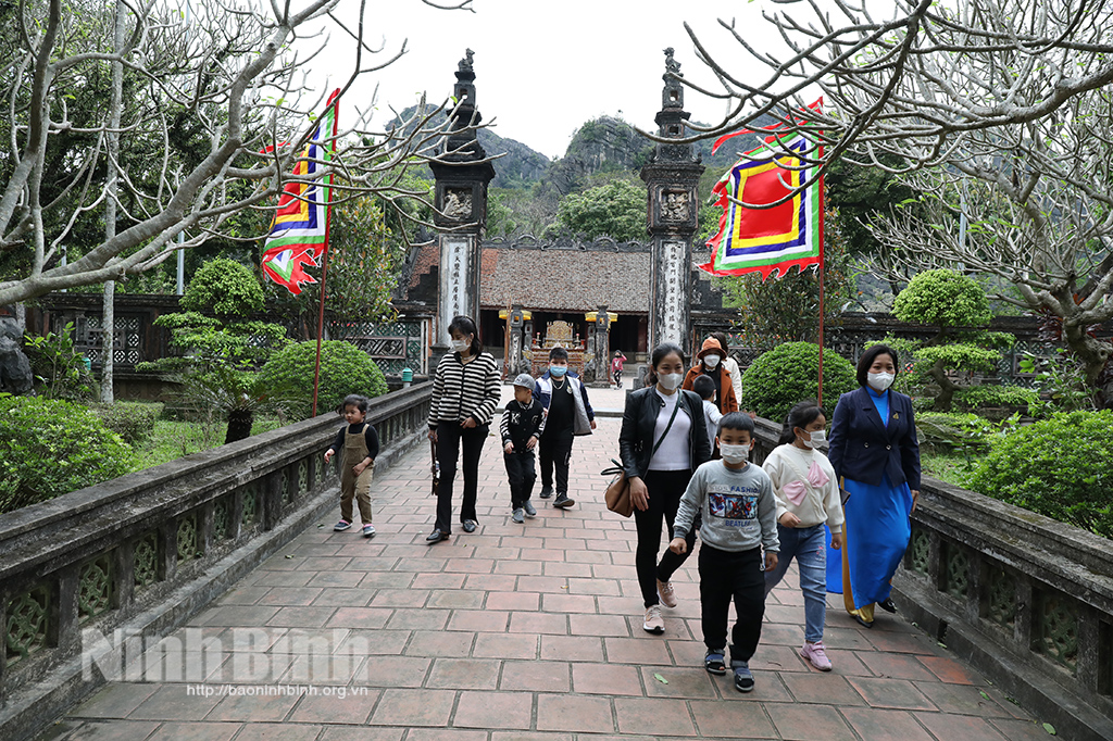 Visitors in Hoa Lu ancient capital.