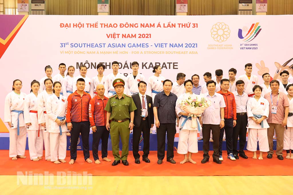 The Standing vice chairman Tong Quang Thin presented flowers to athletes.