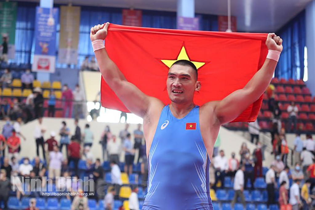 Wrestler Ha Van Hieu win first gold medal.