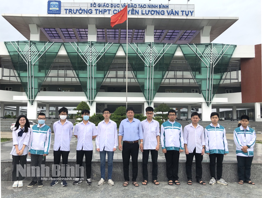 Đội tuyển Toán Trường THPT chuyên Lương Văn Tụy tham gia kỳ thi Olympic Toán học sinh viên và học sinh Việt Nam năm 2022.