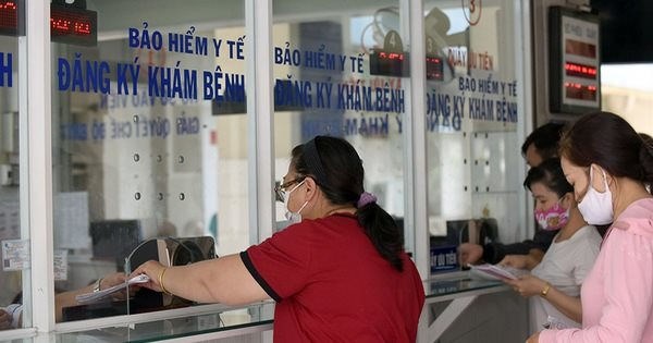 People with health insurance register for medical check-ups.