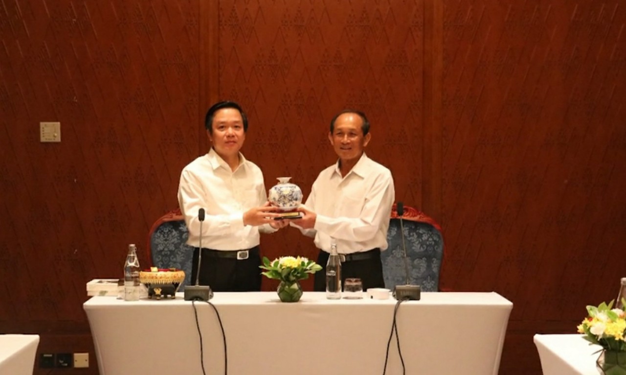 Chairman of Ninh Binh Peoples Committee visits Vietnamese Consulate General in Laos
