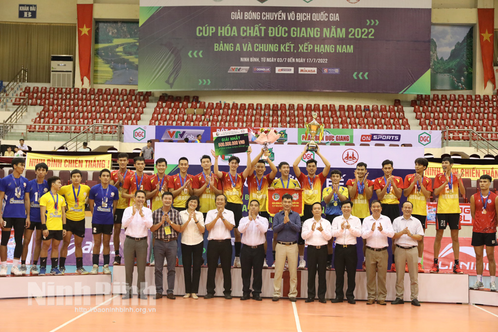 Organising board hands over champion cup to Trang an Ninh Binh.