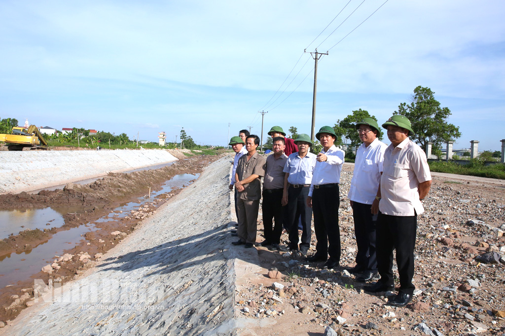 Chairman of provincial Peoples Committee inspects production and bussiness activities at Khanh Phu IP