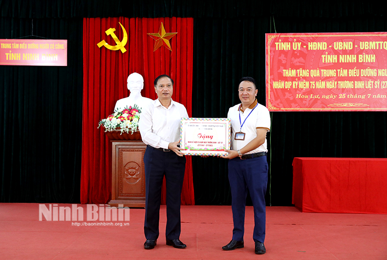 Leaders visit and present gifts to war invalids and martyrs families