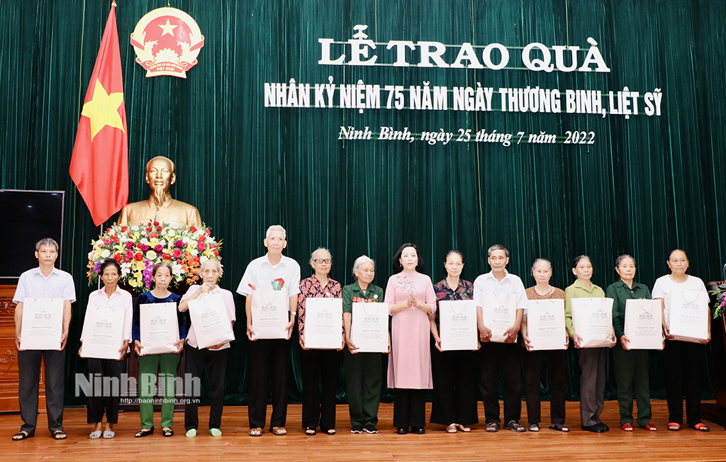Head of the National Assembly Standing Committee's Board for Deputy Affairs Nguyen Thi Thanh presents gifts to wounded soldiers and former volunteer soldiers and experts.