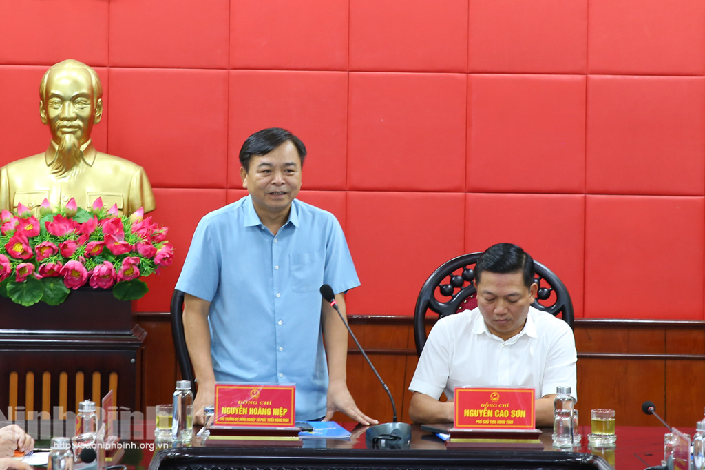 Deputy Minister of Agriculture and Rural Development works with Ninh Binhs leaders