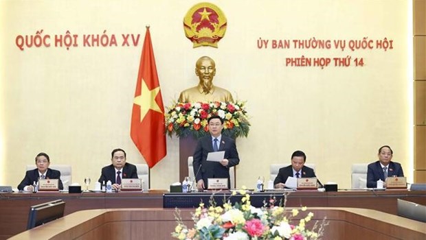 NA Chairman Vuong Dinh Hue speaks at the session.