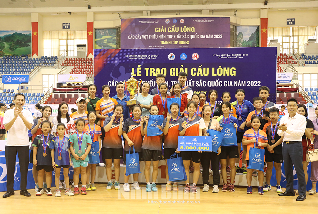 Organisation Board hands over champion cup to Bac Giang province's team.