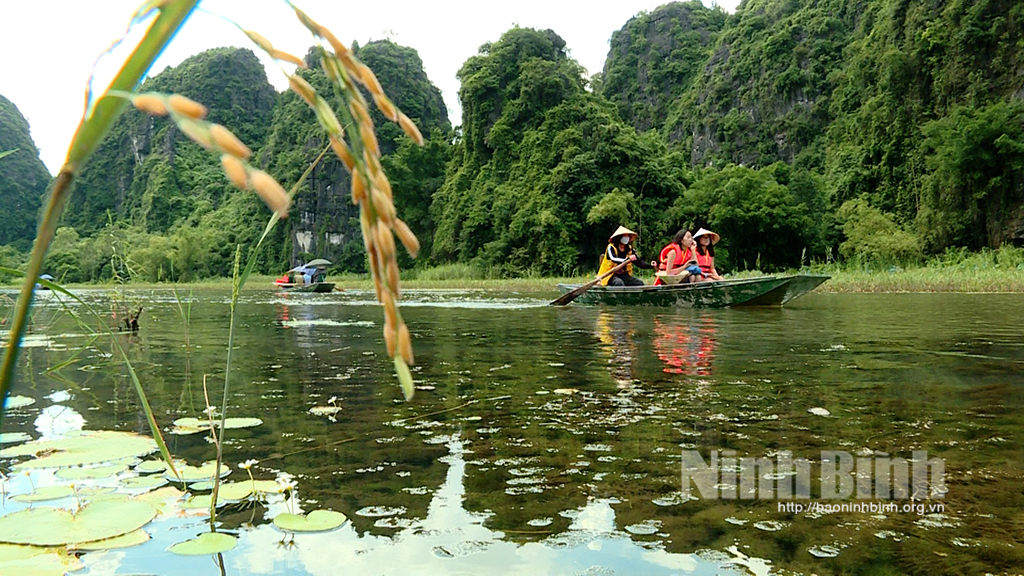 Visitors in Tam Coc landscape.