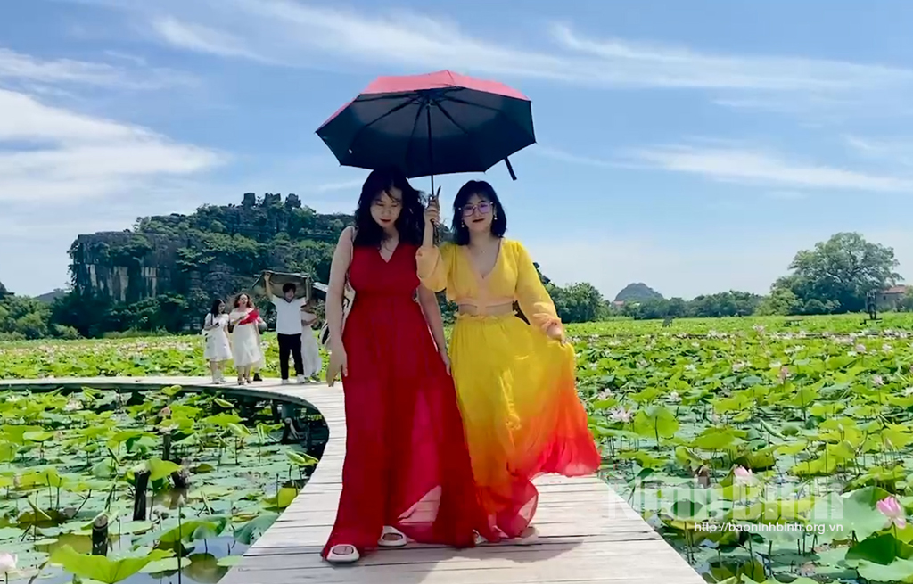 Ninh Binhs tourism sector enjoys positive recovery in eight months
