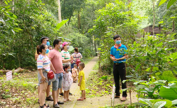 Visitors in Cuc Phuong national parks.