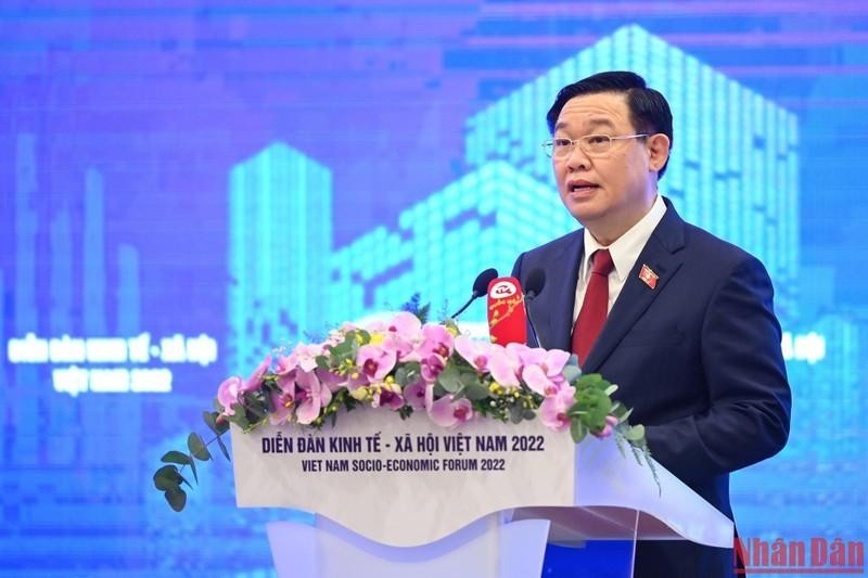 National Assembly Chairman Vuong Dinh Hue speaking at the forum.