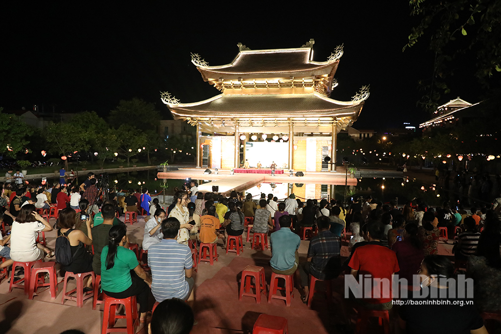 Xam singing is performed in Hoa Lu old quarter.