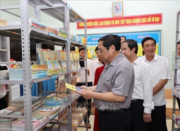 Prime Minister Pham Minh Chinh inspects preparation for the new academic year at Yen Lap Primary School.