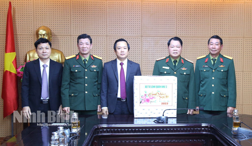 Delegation of Military Region 3 High Command extends Tet greetings to Ninh Binh.