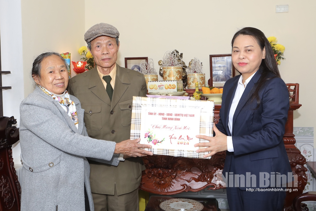 The Secretary of Ninh Binh provincial people committee Nguyen Thi Thu Hà handed over Tet gifts to Bui Huu Cuong, a wounded soldier in Ninh Giang commune.