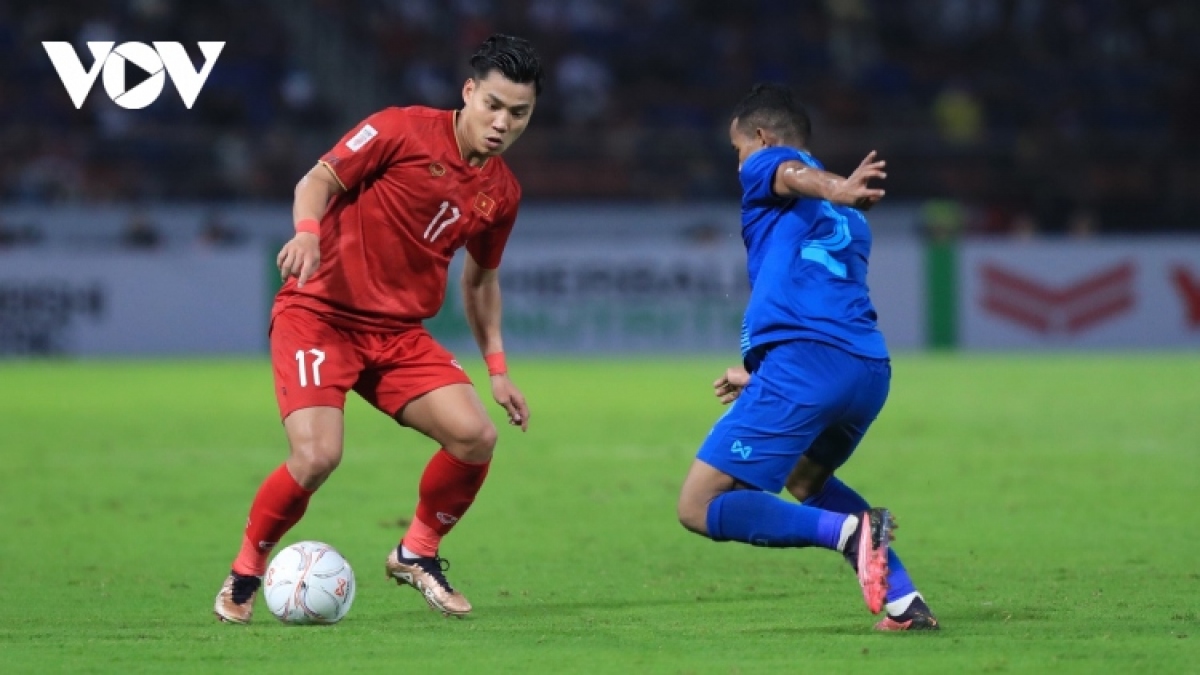Vietnamese players (in red jersey) fail to win AFF Cup 2022 in coach Park Hang-seo's last match in Bangkok (Thailand).