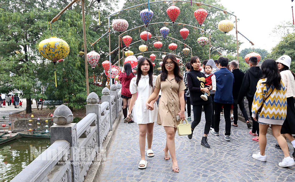 Hoa Lu old quater attracts a large number of visitors.