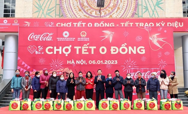 Poor people in Hanoi get Tet gifts under "Tet of Mercy" Movement (Photo: VNA)