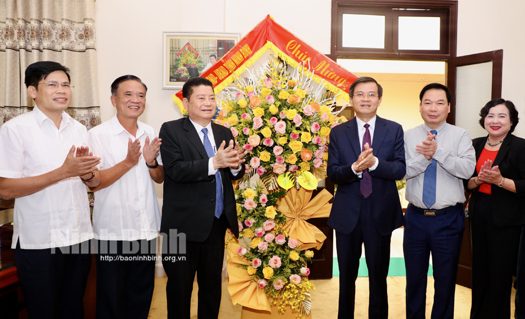 Secretary of the provincial Party Committee Doan Minh Huan and his delegation congratulate the Ninh Binh Business Association.