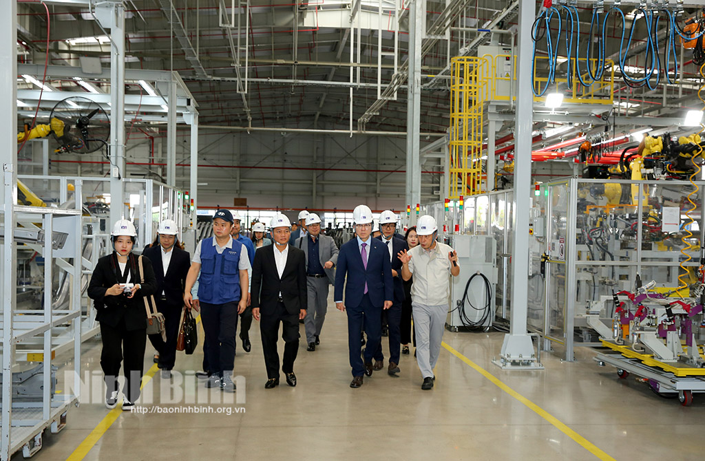 The delegation visits second factory of Hyundai Thanh Cong Vietnam.