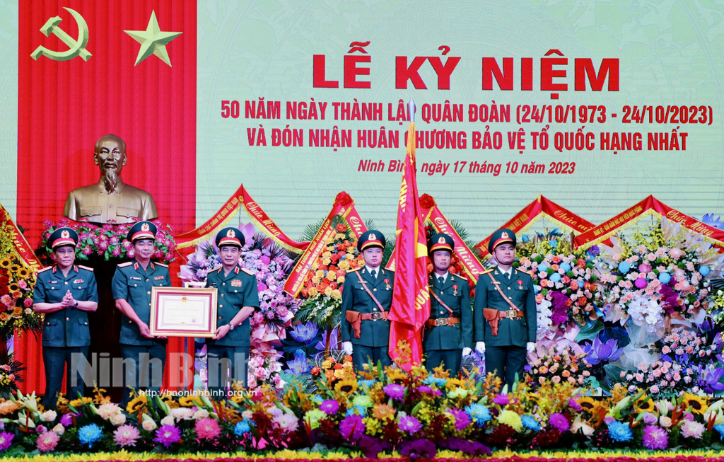 Authorized by the State President, Minister of National Defence General Phan Van Giang hands over the first-class Fatherland Protection Order to Army Corps 1.